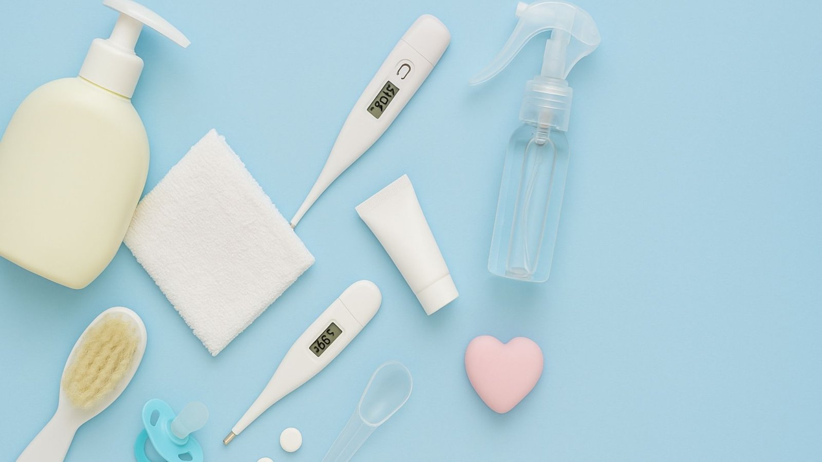Artículos de prevención y cuidado infantil sobre fondo azul pastel, incluyendo jabón líquido, toallita, termómetro, spray transparente, cepillo de bebé, crema y chupón.
