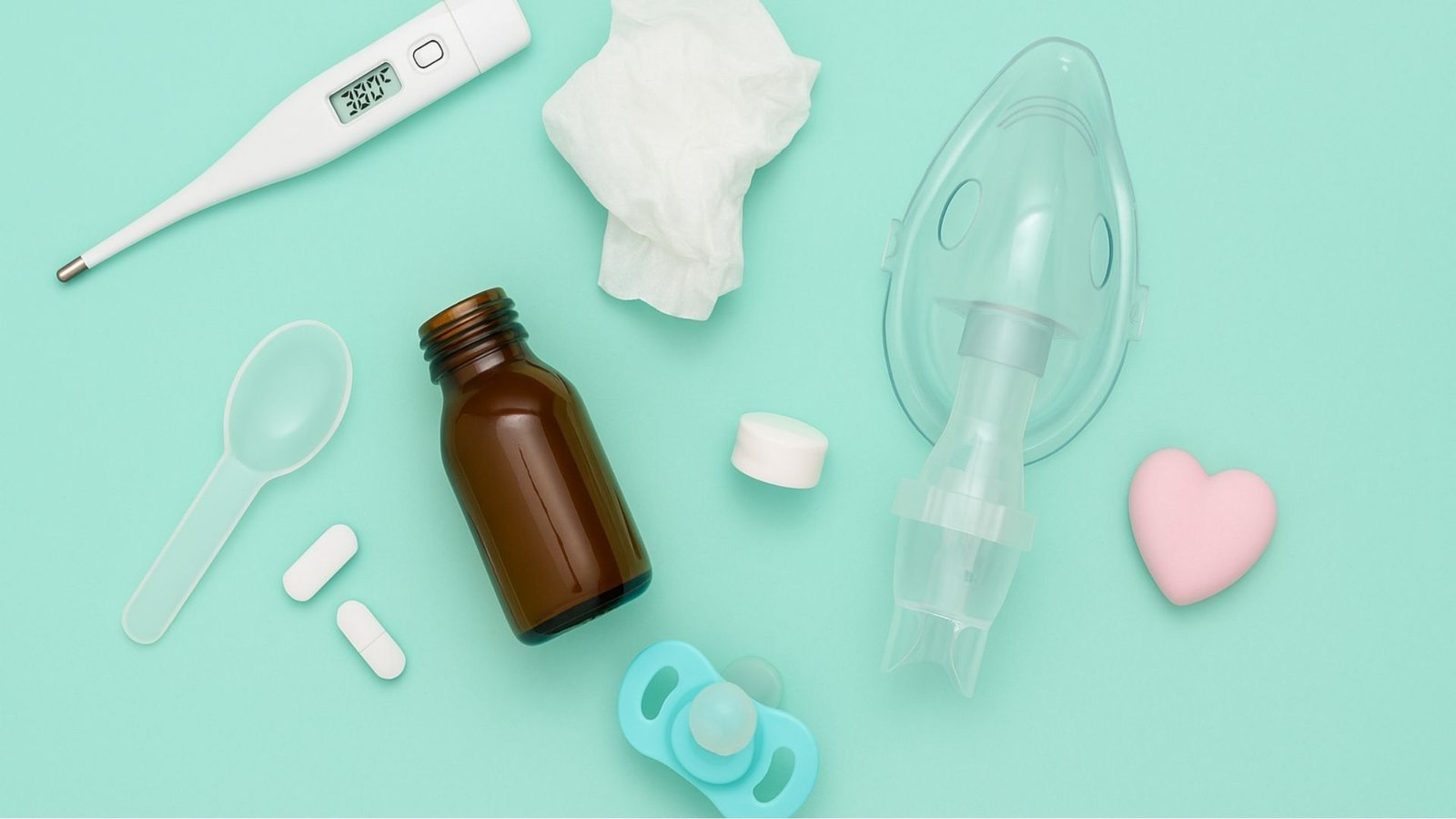 Artículos relacionados con enfermedades comunes en niños sobre fondo verde menta, incluyendo termómetro, pañuelo, frasco de jarabe, mascarilla de nebulizador, chupón y pastillas