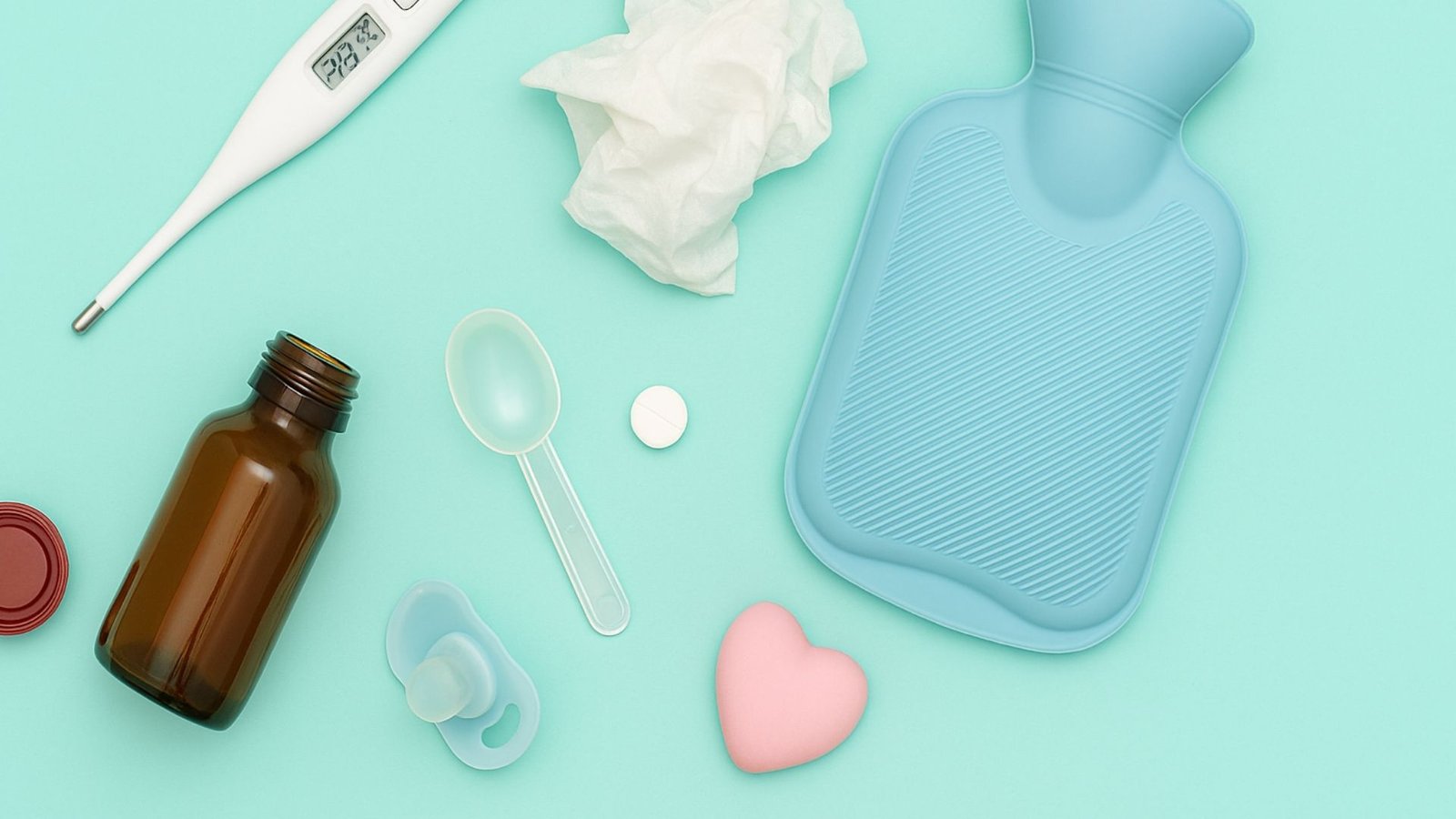 Artículos relacionados con síntomas en niños sobre fondo celeste pastel, incluyendo termómetro, pañuelo, compresa térmica, frasco de jarabe, chupón y cucharita dosificadora.