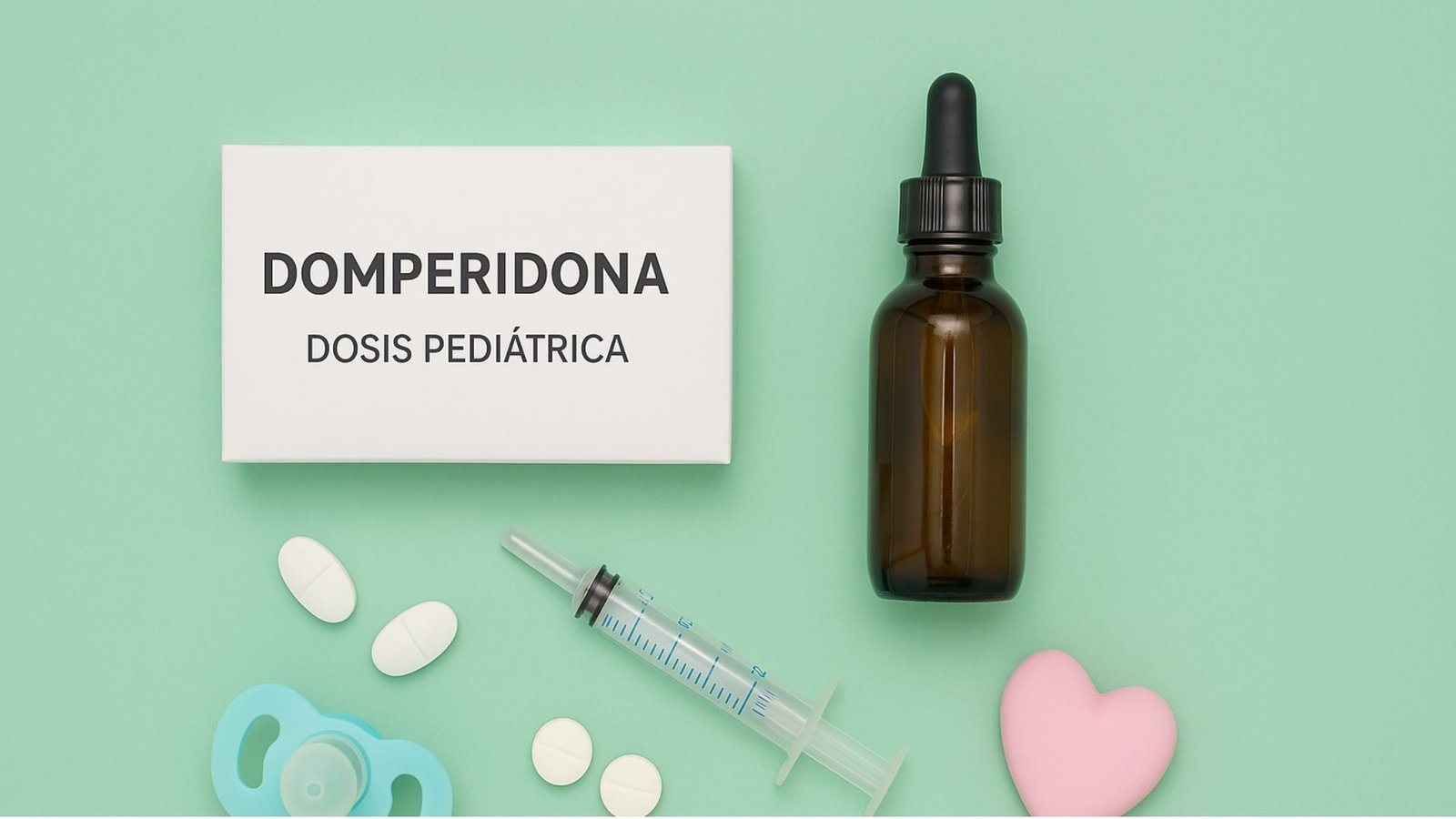 Domperidona Dosis Pediátrica: Caja de Domperidona Dosis Pediátrica junto a frasco ámbar, jeringa dosificadora, tabletas blancas, chupón infantil y corazón decorativo sobre fondo verde pastel.