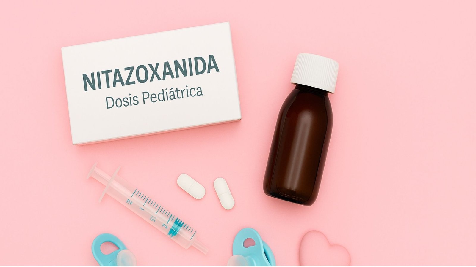 Nitazoxanida Dosis Pediátrica:Caja de Nitazoxanida para uso pediátrico junto a un frasco ámbar, una jeringa dosificadora, tabletas, dos chupones y un corazón decorativo sobre fondo rosa pastel.